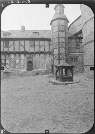 Pansfelde (Falkenstein/Harz-Pansfelde). Burg Falkenstein (Burgmuseum, Baubeginn 1115). Hofansicht mit Wohngebäude und Treppenturm (1676)