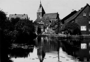 Eulenspiegelstadt Mölln (Schleswig-Holstein). Blick vom Stadtsee auf die Altstadt. Im Hintergrund das Wahrzeichen der Stadt, die im 12. und 13. Jahrhundert in Backsteinromantik bzw. Backsteingotik errichtete Kirche St. Nikolai.