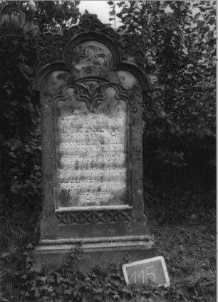 Grabstein 115 (Index: 100081335) Zustand: noch stehend Maße HxBxT: 165x68x30 cm: Grabstein 115