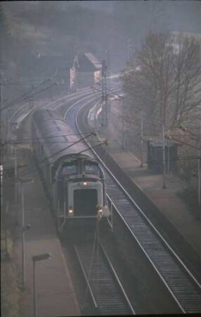 Zimmern Lok 211 165 Zug 7622 B4yg-Wagen Bahnsteig Wartehalle