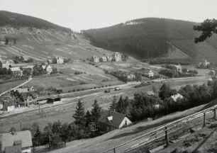 Manebach, Ortsansicht : Manebach. Ortsansicht mit Bahnhof. Blick von Südsüdwesten über das Ilmtal zum Großen Spiegelberg (704 m)