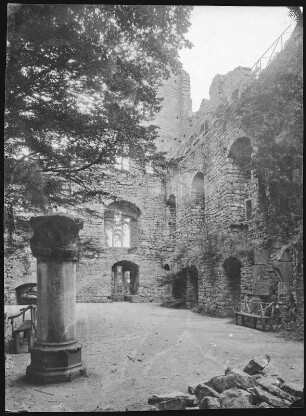 Baden-Baden. Hof im alten Schloss