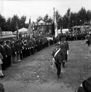 Volks- und Schützenfest: Schützenverein Klein Wesenberg und Umgebung von 1919 e. V.: Festplatz "Wesenberger Tannen": Einmarsch der Fahnenträger: hinten Karussells und Buden