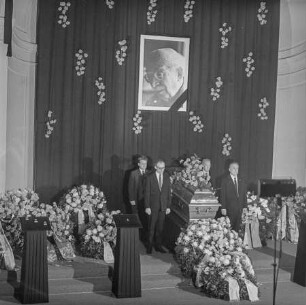 Aufbahrung Arnold Zweigs, 1968. SW-Foto © Kurt Schwarz.