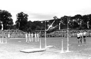 Freiburg: Vorführung im Mösle-Stadion; am [Stufenbarren]