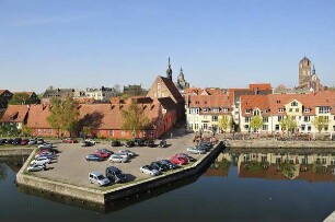 Stralsund - Stadtübersicht : Hafenbecken, Häuser der Altstadt, Blick vom Ozeaneum. Aufgenommen am 21. April 2011 in Stralsund