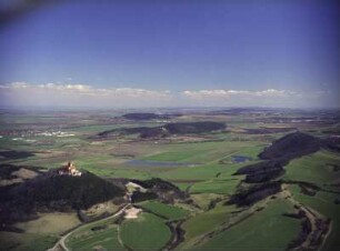 Thüringer Becken mit Drei Gleichen (Mühlburg, Burg Gleichen und Wachsenburg). Luftbild-Schrägaufnahme von Südsüdost