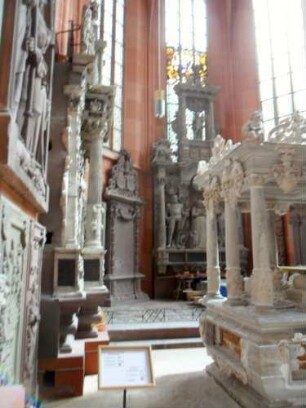 Stadtkirche-Chor Innen - Sicht nach Osten mit Freigrab (sog Bettlade) für Graf Ludwig III zu Löwenstein-Wertheim und Frau aus Alabaster sowie Nordwand mit Epitaphien in Übersicht