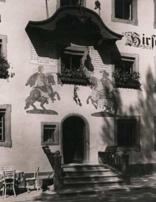 Längenfeld im Ötztal. Tirol. Österreich. Eingang zum Gasthof Hirschen, erbaut 1590. Lüftlmalerei. Dargestellt Julius Cäsar (links) und Alexander der Große (rechts)