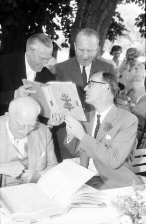 Chemiker; Maikäferrede: Hermann Staudinger und Graf Lennart Bernadotte, dahinter stehend ? und H. F. Kiderlen