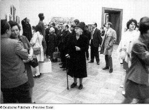 Dresden-Altstadt. Albertinum. VII. Kunstausstellung der DDR, 05.10.1972-25.03.1973, Seitenkabinett mit Ausstellungsbesuchern