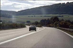 Einfahrt in Nebenfahrbahn Nord (AK Hegau Richtung Schaffhausen) von Hauptfahrbahn Nord (AK Hegau Richtung Schaffhausen)