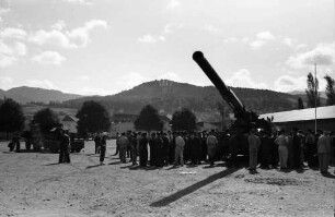 Freiburg: US-Army Atomkanone; Kanone in Gefechtsstellung, Hintergrund Landschaft