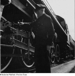 Wartungsarbeiten am Fahrwerk der Güterzug-Lokomotive 52 4916 durch Lokpersonal : Deutsche Reichsbahn. Wartungsarbeiten am Fahrwerk der Güterzug-Lokomotive 52 4916 durch Lokpersonal