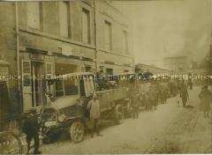 Lastwagen zur Versorgung der Truppen mit Milch im Hinterland der Westfront