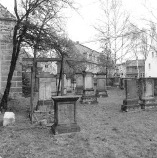 Dresden-Leuben. Himmelfahrtskirche. Friedhof mit Grabdenkmälern