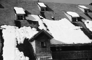 Hinterzarten: Schneefetzen auf Dachgiebel
