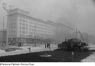 Blick auf Neubauten der Stalinallee (heutige Karl-Marx-Allee)