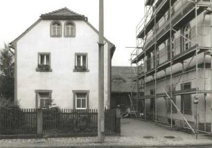 Hirschfelde (Kreis Zittau), Rosenstraße 3. Ehemaliger Gasthof? (Gemeindeamt und Sparkasse) (um 1850). Teilansicht mit Gerüst und Nebengebäude