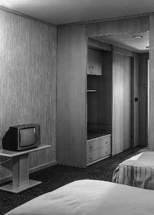 Einbauschrank : Dresden-Neustadt, Große Meißner Straße 15. Hotel Bellevue (erbaut 1982-1985; Kajima Corporation Tokio, T. Inoue). Einbauschrank in einem Zweibettzimmer (Ausstattung 1985; VEB Möbelkombinat Berlin , VEB Innenprojekt Halle)