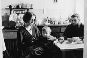 Familie M. (Studentin, Maler) in der Küche