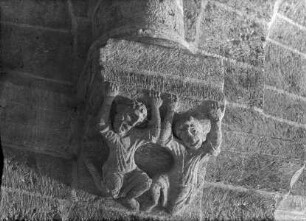 Gurtbogendienst-Konsole mit zwei tragenden Figuren