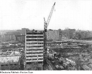Blick über das Interhotel "Lilienstein" im Bau zur Budapester Straße