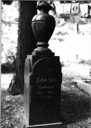 Grabstein 120 (Index: 99618502) Maße HxBxT: 128x37x33 cm Beschreibung: aufgesetzte Urne: Grabstein 120