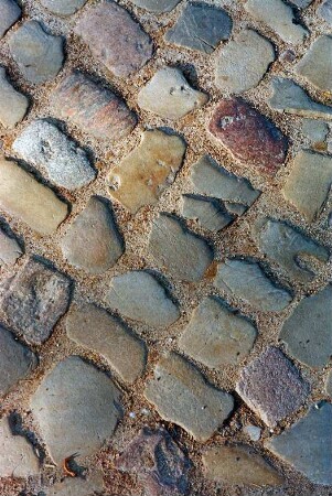 Dorfstraße: Detailaufnahme Kopfsteinpflaster