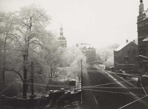 Leutzsch, Hans-Driesch-Straße : Leipzig-Leutzsch. Rathausstraße (Hans-Driesch-Straße) mit Friedhof und Laurentiuskirche im Winter