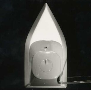 Bügeleisen mit Halteknauf aus Kunstharz, mit eingebauten Thermostat von Hildegard Buchmann