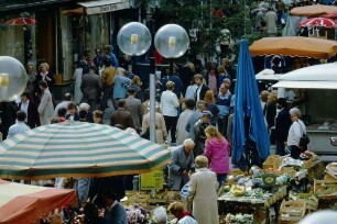 Marktplatz, Detmold, Wochenmarkt - Blick in die Lange Straße; farbig
