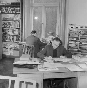 Dr. Alfred Mietzschke und Kito Lorenc im Institut für sorbische Volksforschung in Bautzen : Dr. Frido Mětštk a Kito Lorenc w Instituće za serbki ludospyt w Budyšinje. Bautzen / Budyšin