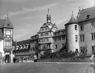Bad Mergentheim. Ehemaliges Deutschordensschloss (1201/1782). Westtrakt mit Torbau und Bergfried