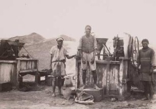 Arbeiter an einer Handwaschmaschine : Namibia (ehem. Südwestafrika), Diamantengewinnung. Arbeiter, aus der Volksgruppe der Ovambo, an einer Diamantenwaschmaschine, vor 1930