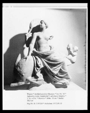 Aphrodite (oder Amphitrite?) auf einem Delphin