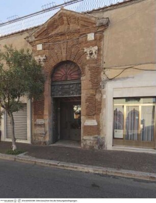 Ehemaliges Gartenportal mit antiken Kapitellen am Corso Vittorio Emanuele