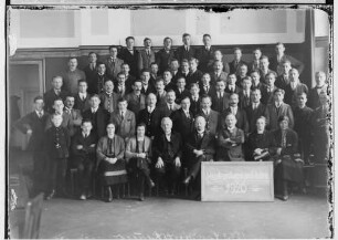 Handwerkskammer Sigmaringen; Meisterprüfungskandidaten 1926; erste Reihe sitzend, vierter von rechts Gewerbeschuldirektor Anton Bumiller; rechts daneben Geschäftsführer Karl Fröhlich