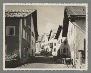 Straße mit Reihenhäusern in Zuoz