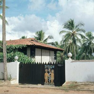 Brasilien. Salvador (Bahia). Wohnhaus und Werkstatt des Künstlers Hansen-Bahia (1915-1978). Eingangstor