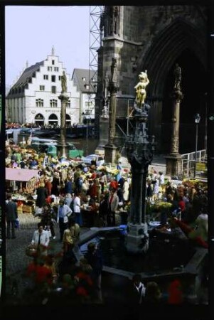 Freiburg: Münsterplatz von der Eisdiele, oben, Brunnen, Markt und Kornhaus