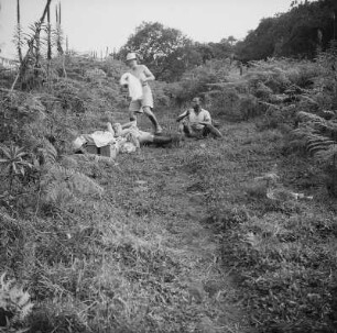 Ruhepause : Dr. Wolff und Arbeiter der Plantage bei einer Pause.