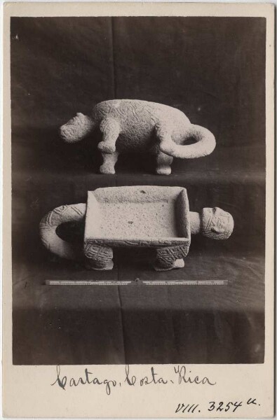 Deux coupes à râper en pierre (metate) du Museo Nacional, San José (Costa Rica)