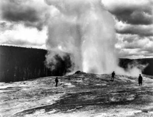 Old Faithful Geysir : Wasserfontäne des Old Faithflu Geysirs während eines Ausbruchs.