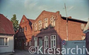 Heiligengeiststraße 5: Haus Bildmitte: Straßenfront: daneben Hofdurchgang