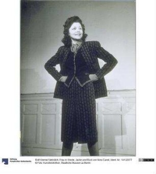 Frau in Weste, Jacke und Rock von Nina Carell