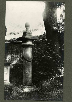 Friedhof. Grabstein, 1779. Juli