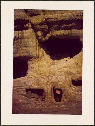 Mann am Eingan einer Felshöhle, Kreta
