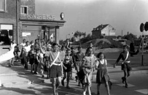 Freiburg: Schüler werden von Schülern über den Fahrdamm gelotst