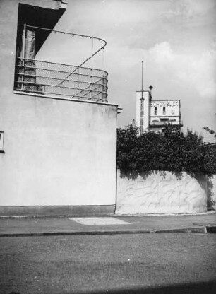Stuttgart. Weißenhofsiedlung. Einzelhaus, Bruckmannweg. Straßenansicht mit Blick zum Hotel "Schönblick"